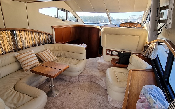 Аренда моторной яхты Sunseeker 44 в Москве - салон